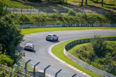 Nurburg, Almanya - 20 Ağustos 2015. Nurburgring yarış pisti ve arka planda Nuerburg Almanya Adenau