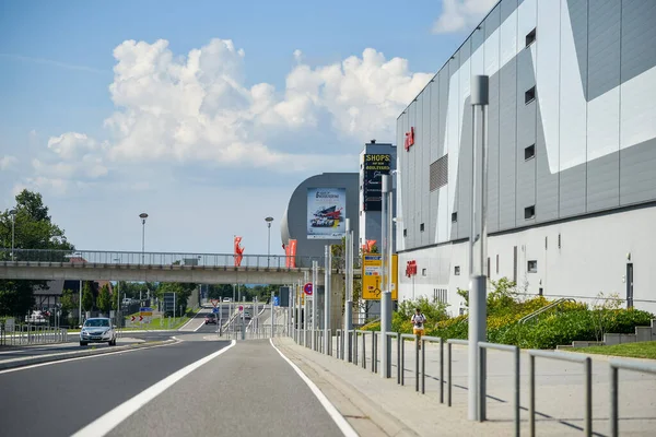 Nurburg Niemcy Sierpnia 2015 Wejście Tor Wyścigowy Nurburgring Nowoczesny Szklany — Zdjęcie stockowe