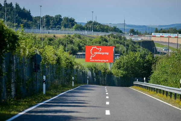 Nurburg, Almanya - 20 Ağustos 2015. Efsanevi Nurburgring 'i olan ünlü Nurburg şehri. Nurburgring Yolu. 