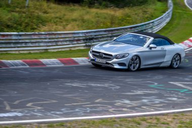 Nurburg, Almanya - 20 Ağustos 2015. Nurburgring yarış pisti ve arka planda Nuerburg Almanya Adenau