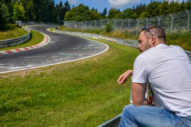 Nurburg, Almanya - 20 Ağustos 2015. Nurburgring yarış pisti ve arka planda Nuerburg Almanya Adenau