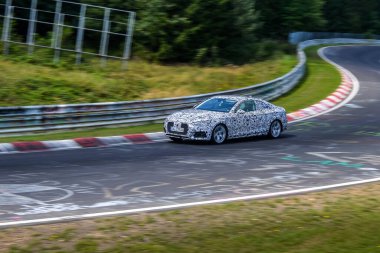 Nurburg, Almanya - 20 Ağustos 2015. Nurburgring yarış pisti ve arka planda Nuerburg Almanya Adenau