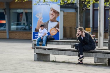Wolfsburg, Almanya. Temmuz 2015 'te. Wolfsburg, Almanya 'da Aşağı Saksonya eyaletinde yer alan bir şehirdir. Şehir hayatı işte. Arabalar. Şehir görünümleri.