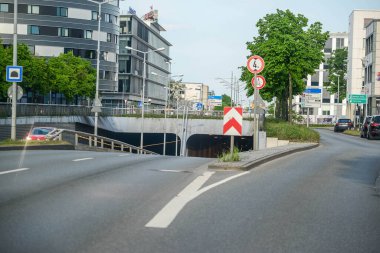 Wolfsburg, Almanya. Temmuz 2015 'te. Wolfsburg, Almanya 'da Aşağı Saksonya eyaletinde yer alan bir şehirdir. Şehir hayatı işte. Arabalar. Şehir görünümleri.