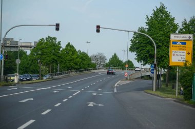 Wolfsburg, Almanya. Temmuz 2015 'te. Wolfsburg, Almanya 'da Aşağı Saksonya eyaletinde yer alan bir şehirdir. Şehir hayatı işte. Arabalar. Şehir görünümleri.