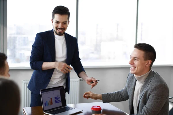 Equipo de colegas trabajando juntos en un proyecto. — Foto de Stock