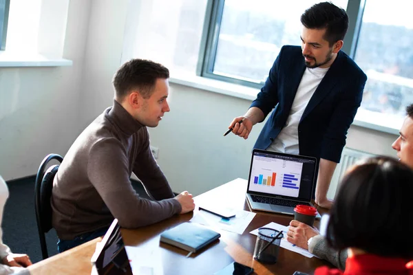 Equipo de colegas trabajando juntos en un proyecto. — Foto de Stock