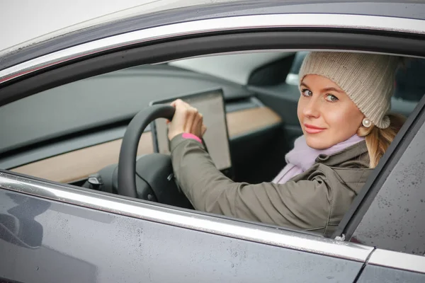 Mujer conduciendo un coche eléctrico —  Fotos de Stock