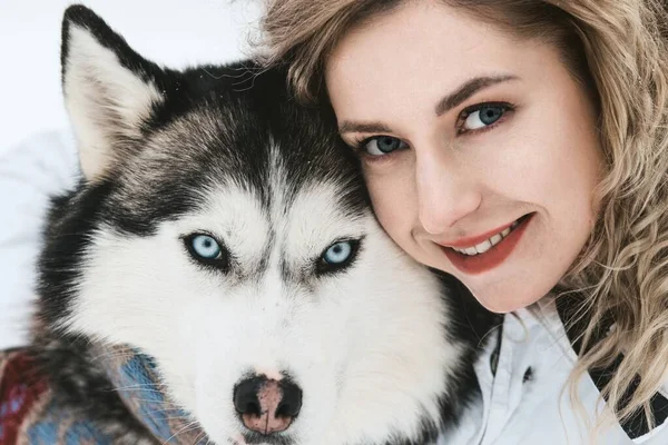 Girl playing with siberian husky in winter forest and park — Stock Photo, Image