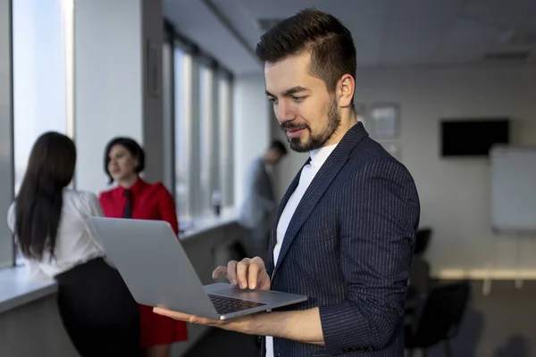 Empresario trabajando en el lugar de trabajo de la oficina — Foto de Stock