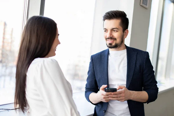 Los empleados se comunican en el lugar de trabajo — Foto de Stock