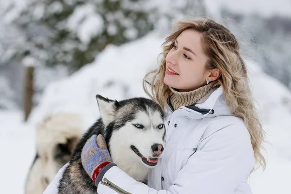 Fille jouer avec husky sibérien dans la forêt d'hiver et parc — Photo