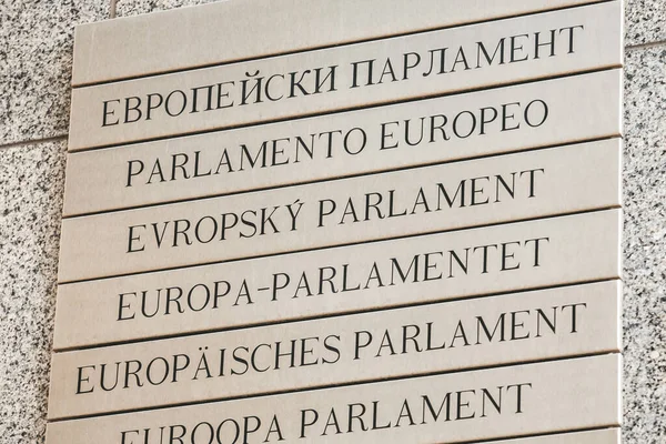 Conselho de Informação do Parlamento Europeu em diferentes línguas no muro principal Parlamento Europeu, Bruxelas, Bélgica - 2 de Março de 2011 — Fotografia de Stock