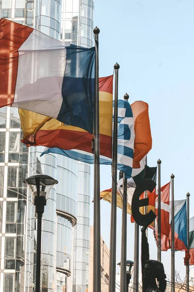 Sichtbare EU-Flaggen vor dem Europäischen Parlament, Brüssel, Belgien - 2. März 2011 — Stockfoto