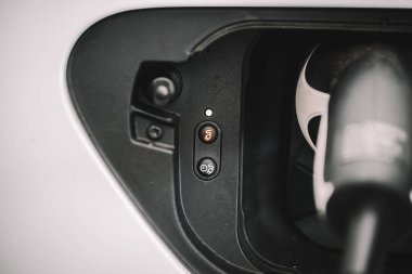 Elektrikli aracın şarj panelindeki kabloyu şarj et.