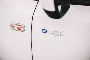 Wolfsburg, Almanya - 19 Haziran 2016: Volkswagen E-Up elektrikli araba şehir sokaklarında. 