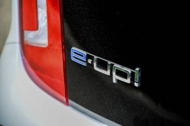 Wolfsburg, Almanya - 19 Haziran 2016: Volkswagen E-Up elektrikli araba şehir sokaklarında. 