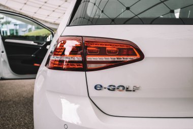 Wolfsburg, Almanya - 19 Haziran 2016: Volkswagen VW E-Golf elektrikli otomobili