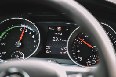 Wolfsburg, Almanya - 19 Haziran 2016: Volkswagen VW E-Golf elektrikli araba şehir sokaklarında, direksiyon ve gösterge panelinin yakın görüntüsü.