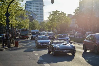 Hamburg. Almanya. - 7 Mayıs 2016, şehir tatili. Şehir şenlikleri. Otoban ve araba trafiği