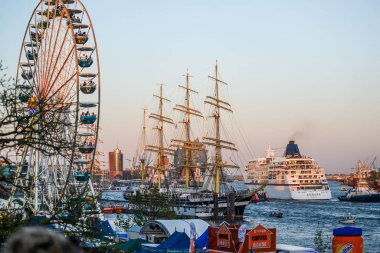Hamburg. Almanya - 06 Mayıs 2016: Şehir tatili. Meşhur limanın güzel manzarası