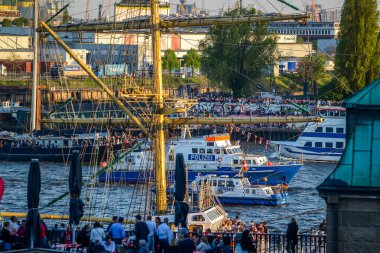 Hamburg. Almanya - 06 Mayıs 2016: Şehir tatili. Meşhur limanın güzel manzarası