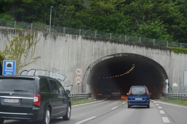 Varşova, POLAND - 13 Mayıs 2016: Polonya 'da araba trafiği. Otoban ve trafik.