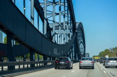 Hamburg. Almanya. - 7 Mayıs 2016, şehir tatili. Şehir şenlikleri. Otoban ve araba trafiği