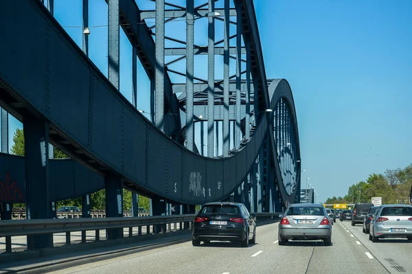 Hamburg. Almanya. - 7 Mayıs 2016, şehir tatili. Şehir şenlikleri. Otoban ve araba trafiği