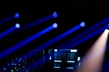 Konser sahnesinde mavi ışıklar