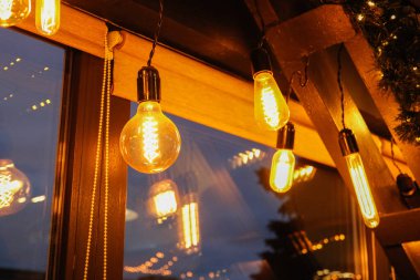 Cafe 'de parlayan güzel, eski, lüks ışık dekoru.