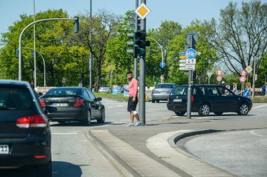 Hamburg. Almanya. - 7 Mayıs 2016, şehir tatili. Şehir şenlikleri. Otoban ve araba trafiği