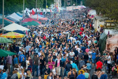 Hamburg. Almanya. - 7 Mayıs 2016, şehir tatili. Şehir şenlikleri. Turistler ve eğlence türleri.