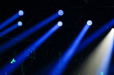 Konser sahnesinde mavi ışıklar