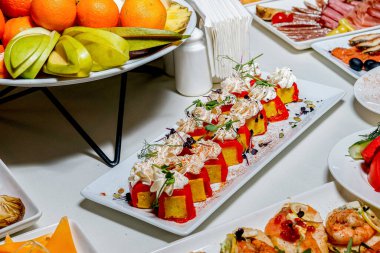 Bayram masasındaki büfede nefis atıştırmalıklar.