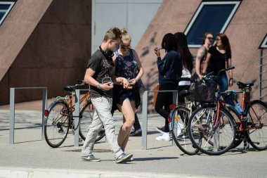 Hamburg. Almanya. - 7 Mayıs 2016, şehir tatili. Şehir şenlikleri. Turistler ve eğlence türleri.