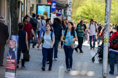 Hamburg. Almanya. - 7 Mayıs 2016, şehir tatili. Şehir şenlikleri. Turistler ve eğlence türleri.