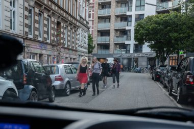 Hamburg. Almanya. - 7 Mayıs 2016, şehir tatili. Şehir şenlikleri. Turistler ve eğlence türleri.