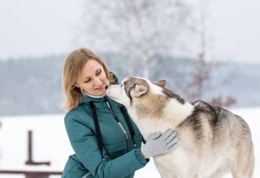 Kış boyunca Husky ile oynayan tatlı bir kız..