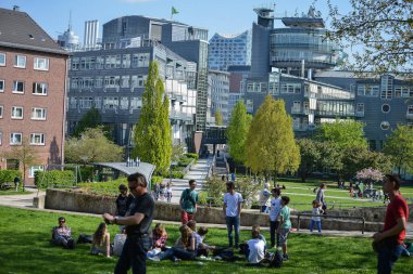 Hamburg. Almanya. - 06 Mayıs 2016, şehir tatili. Şehir şenlikleri. Turistler ve eğlence türleri.