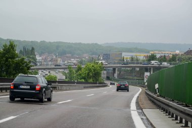 STUTTGART, GERMANY - Haziran 2016: Almanya 'da orman boyunca bir sürü araba.