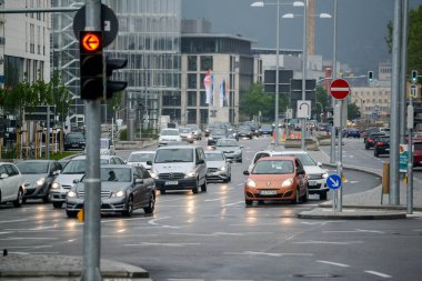 STUTTGART, ALMANY - Haziran 2016: Stuttgart 'ta bir caddede kavşak. Kırmızı trafik ışığı yanıyor. Kırmızı yasaklama işareti.