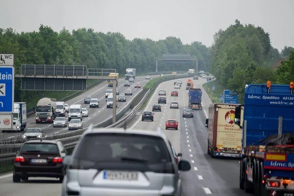 STUTTGART, GERMANY - Haziran 2016: Almanya 'daki orman boyunca otobanda arabalar.