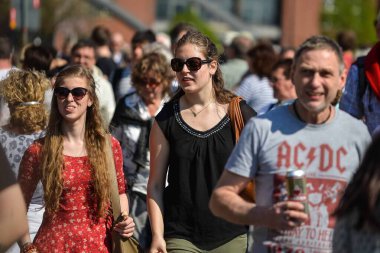 Hamburg. Almanya. - 06 Mayıs 2016, şehir tatili. Şehir şenlikleri. Turistler ve eğlence türleri.