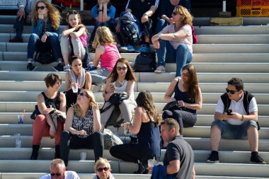 Hamburg. Almanya. - 06 Mayıs 2016, şehir tatili. Şehir şenlikleri. Turistler ve eğlence türleri.