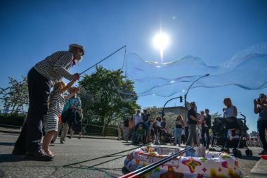 Hamburg. Almanya. - 7 Mayıs 2016, şehir tatili. Şehir şenlikleri. Turistler ve eğlence türleri.