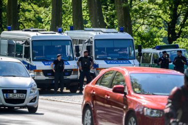 Berlin. Almanya - 09 Mayıs 2015: Polysia düzeni kontrol ediyor. kare zafer günü.