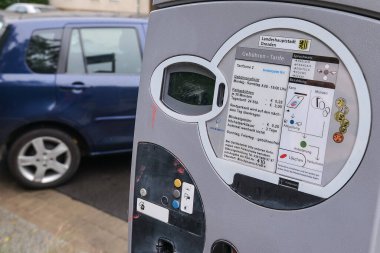 Dresden, Almanya - 17 Ağustos 2015: Park ücreti. Almanya, Dresden 'deki araba trafiği manzarası. 