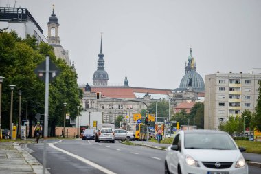 Dresden, Almanya - 17 Ağustos 2015: İnsanlar Almanya 'nın Dresden kentindeki modern bir alışveriş caddesini ziyaret ediyor. 