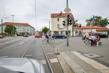 Dresden, Almanya - 17 Ağustos 2015: Bisiklet ve araba trafiği, şehrin altyapısı..